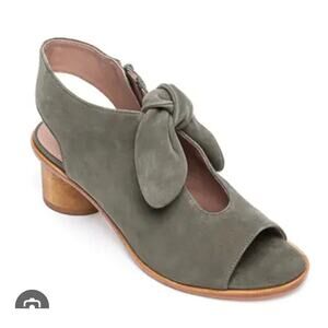 Bernardo Womens Lizzie Sandals 7 Taupe Suede Peep Toe Slingback Heels Cottage
